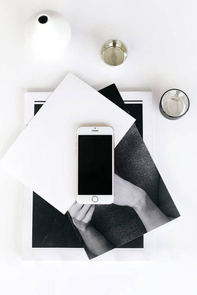 image L’attribut alt de cette image est vide, son nom de fichier est silver-iphone-6-on-white-table-6203311.jpeg.